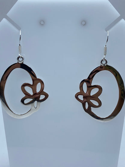 Par de aretes de plata 925 con diseño ovalado calado y motivo floral