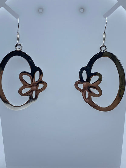 Aretes de plata calado sobre fondo blanco con marca del Quinto 925 visible