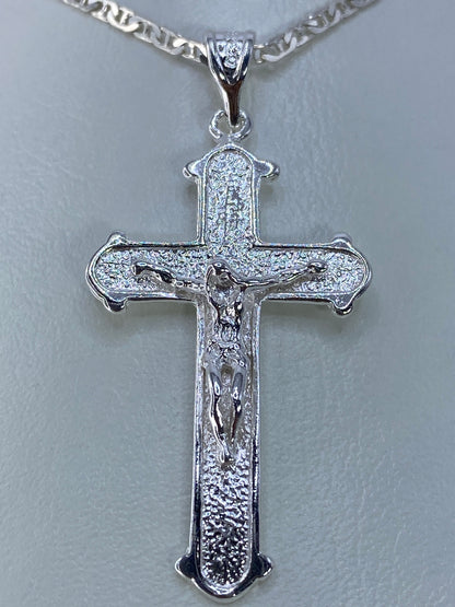 Detalle del repujado: relieve de Cristo en la cruz, técnica de martillo y punzón de Taxco