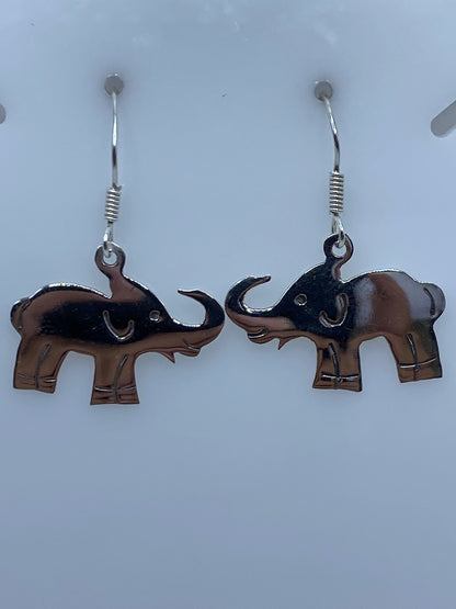Par de aretes de plata 925 con motivo de elefante minimalista, colgando de ganchos de plata