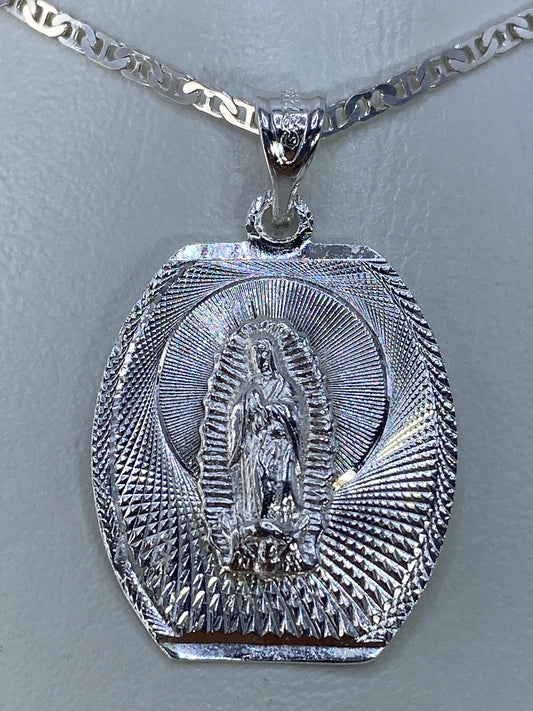 Dije de plata repujado con Virgen de Guadalupe y halo radiante, colgado de cadena de eslabones