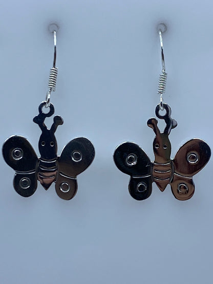 Par de aretes de plata con diseño de mariposa, alas redondeadas y cuerpo detallado