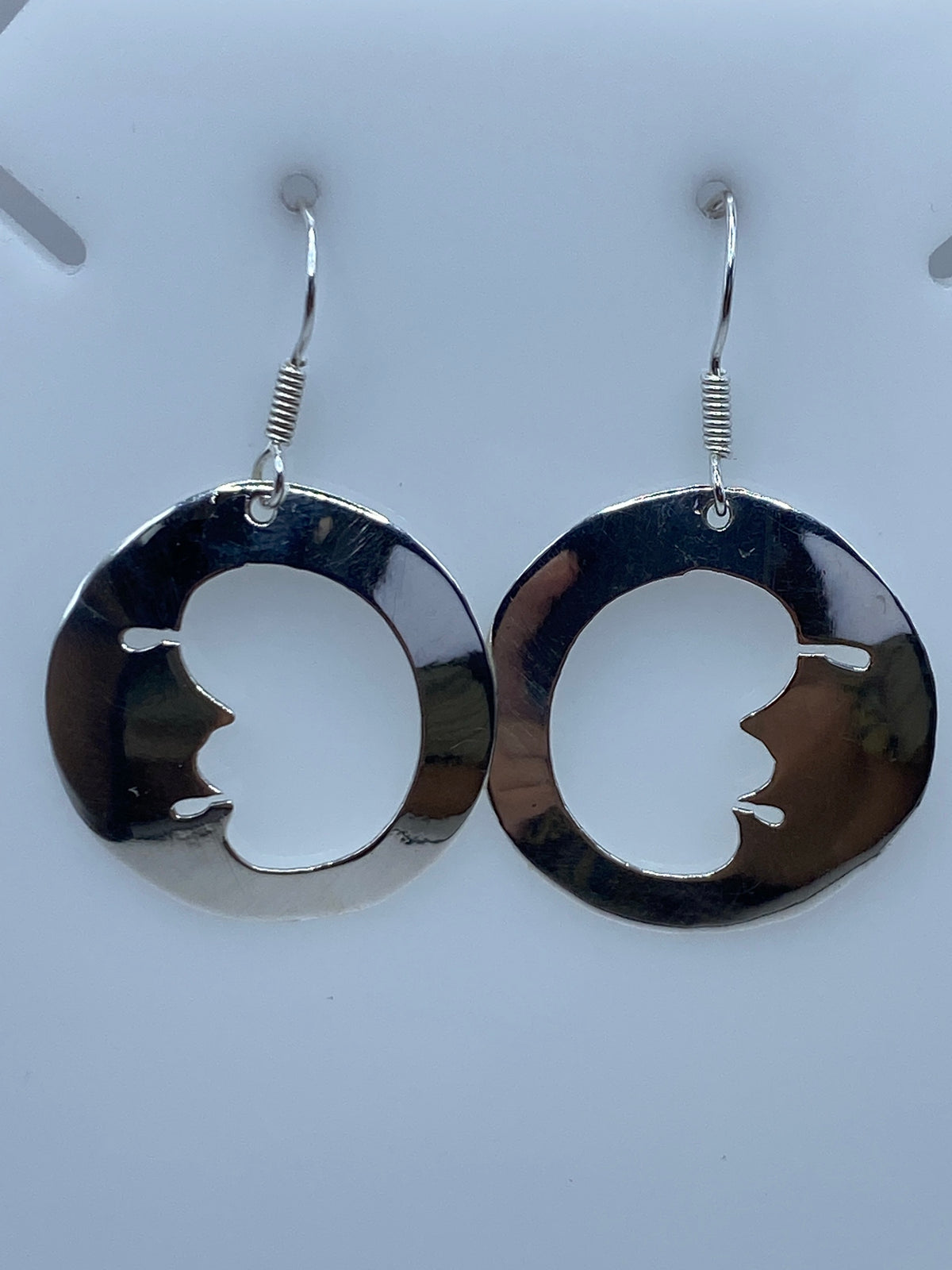 Par de aretes de plata 925 con motivo de luna en calado, sobre fondo blanco