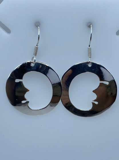 Par de aretes de plata 925 con motivo de luna en calado, sobre fondo blanco