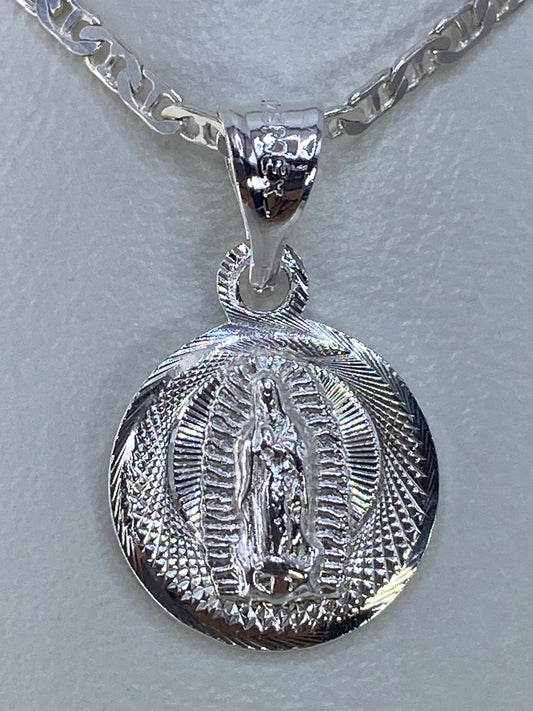 Dije de plata repujado con Virgen de Guadalupe y alas de ángel, largo 2.1 cm