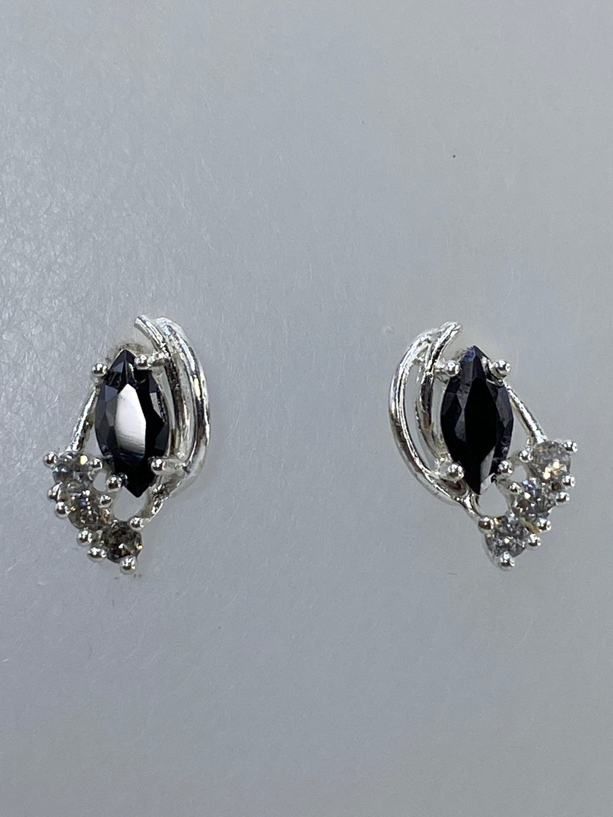Par de aretes de plata con óñix negro y micro-circonia cristalina, vista frontal