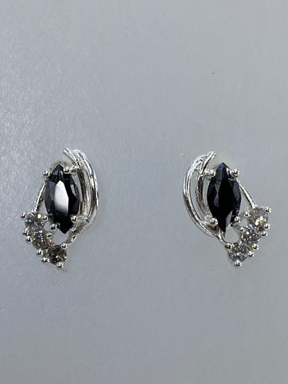 Par de aretes de plata con óñix negro y micro-circonia cristalina, vista frontal