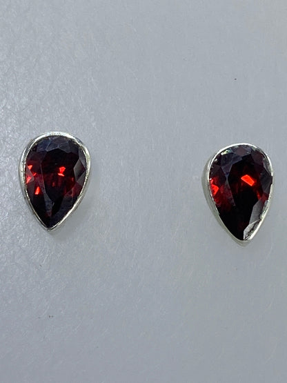 Par de aretes de plata 950 con coral rojo engastado, vista frontal