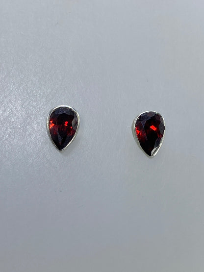Detalle de engaste a mano del coral rojo en plata 950