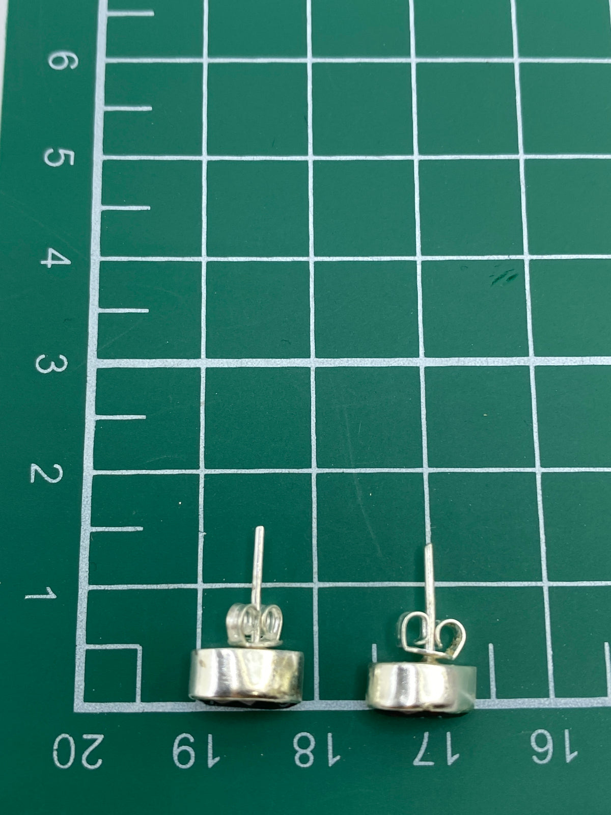 Reverso de aretes mostrando el Quinto 950 y postes de plata