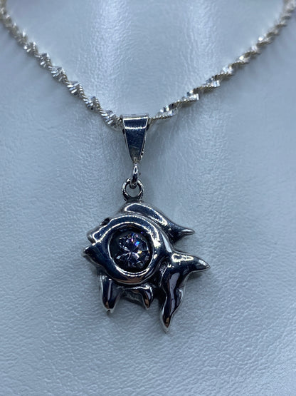Dije de plata 925 con circonia blanca facetada, colgando de una cadena de plata
