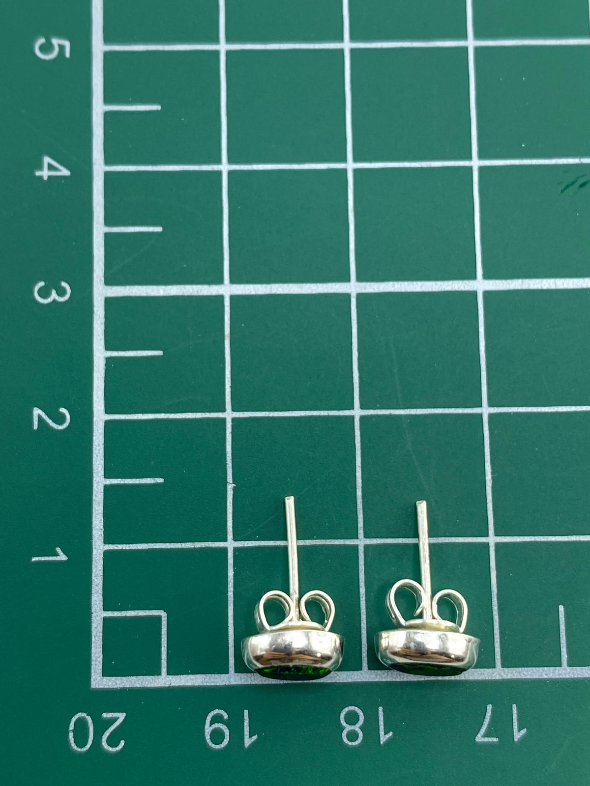 Reverso de los aretes mostrando el Quinto 925 de autenticidad