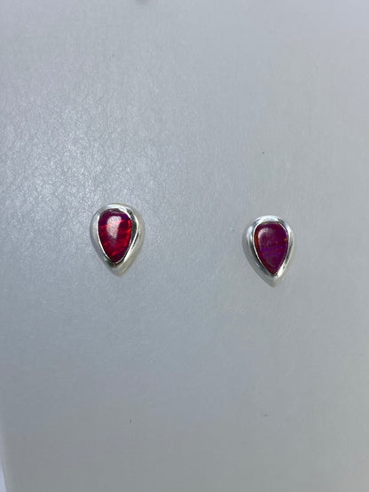 Detalle del engaste a mano del ópalo de fuego en plata 925