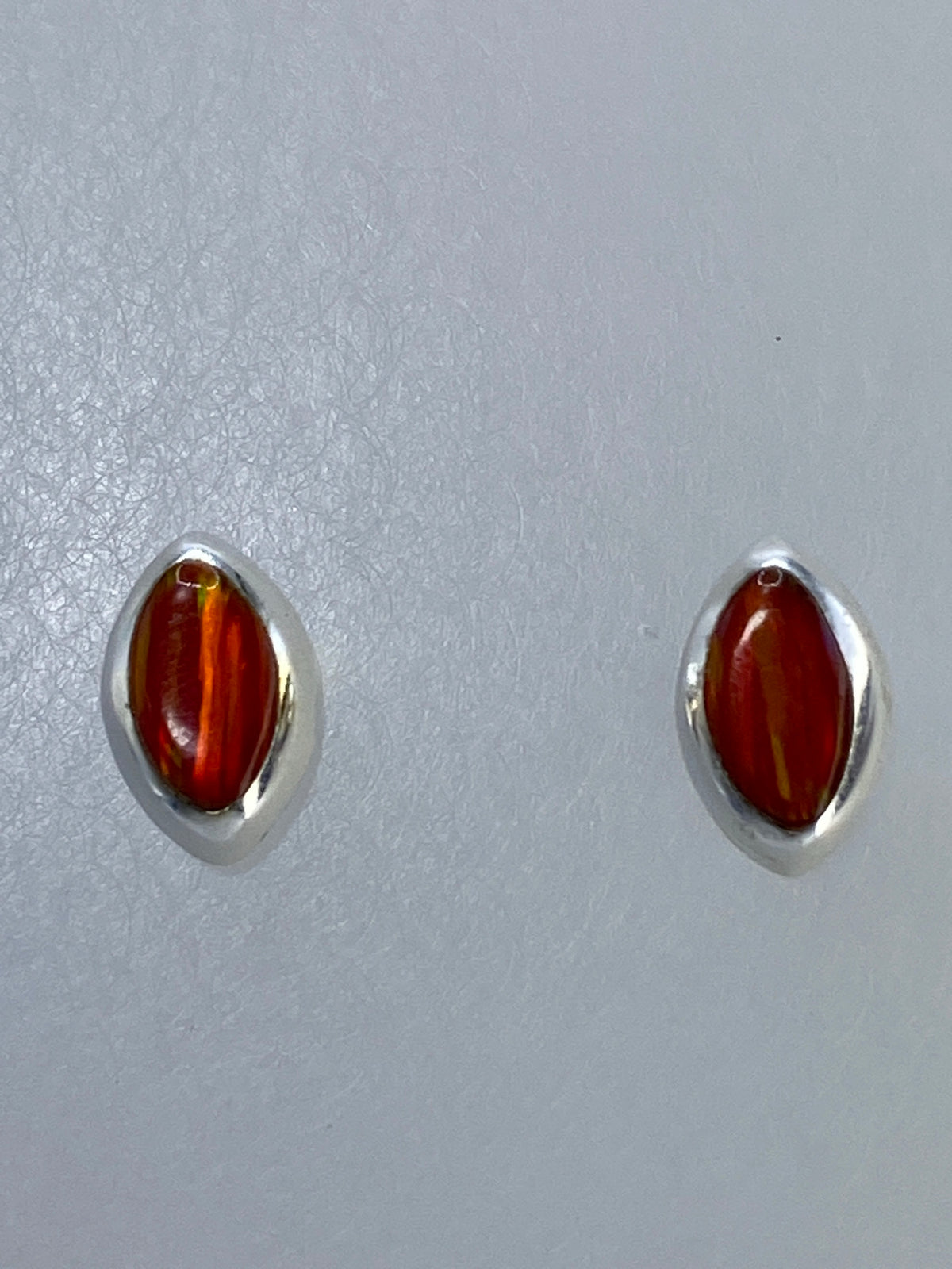 Par de aretes de plata 925 con ópalo de fuego amarillo, visto de frente