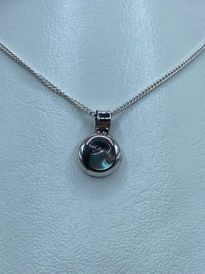 Dije de plata con concha de abulón blanca en cadena de plata cuban sobre fondo blanco