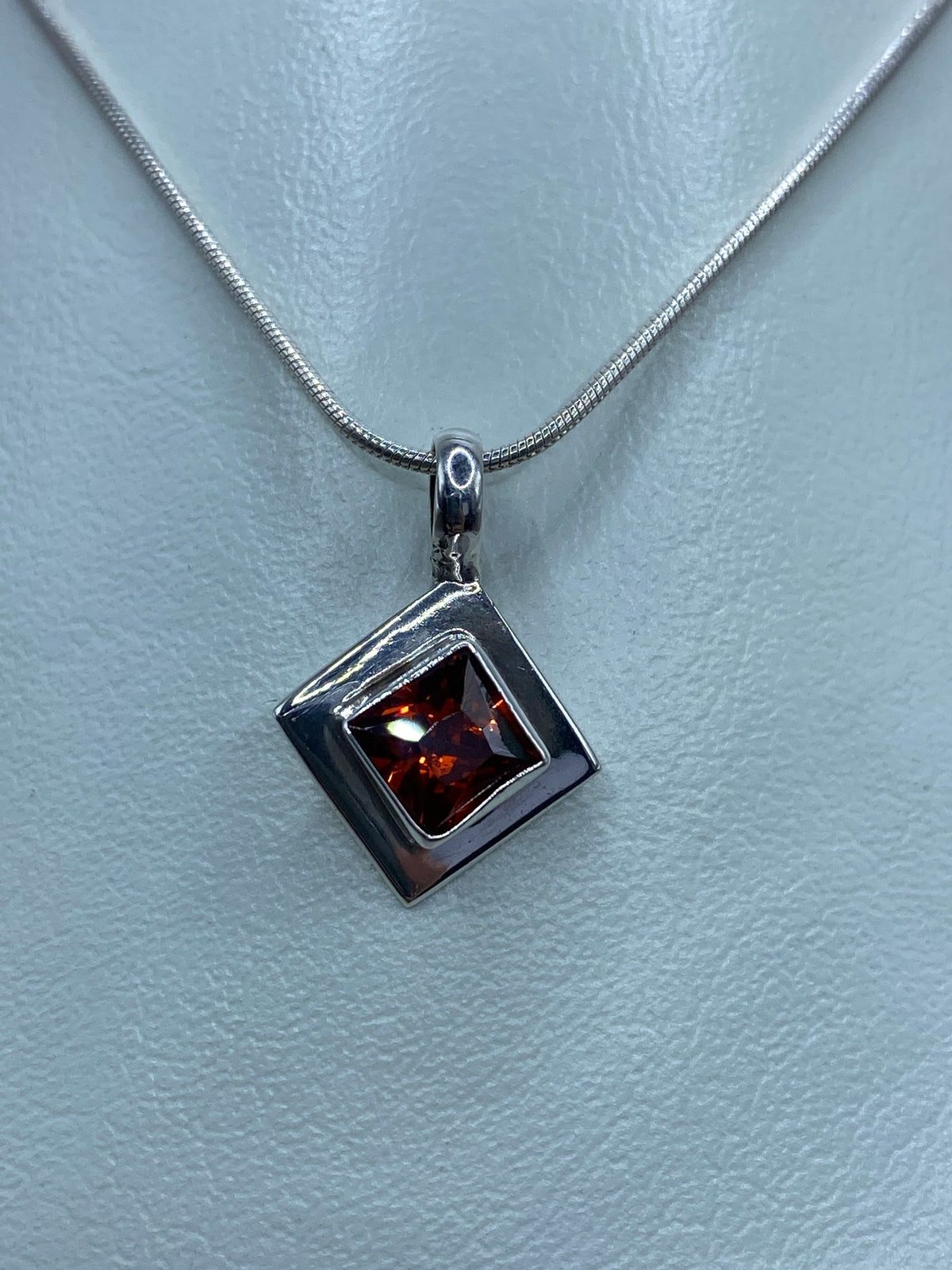 Dije cuadrado de plata 925 con circonia naranja facetada en cadena serpentina