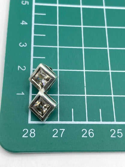 Dije de 2 cm sobre regla de medición mostrando tamaño real
