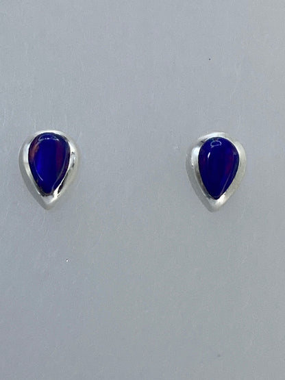 Detalle del engaste a mano del ópalo multicolor en plata pulida