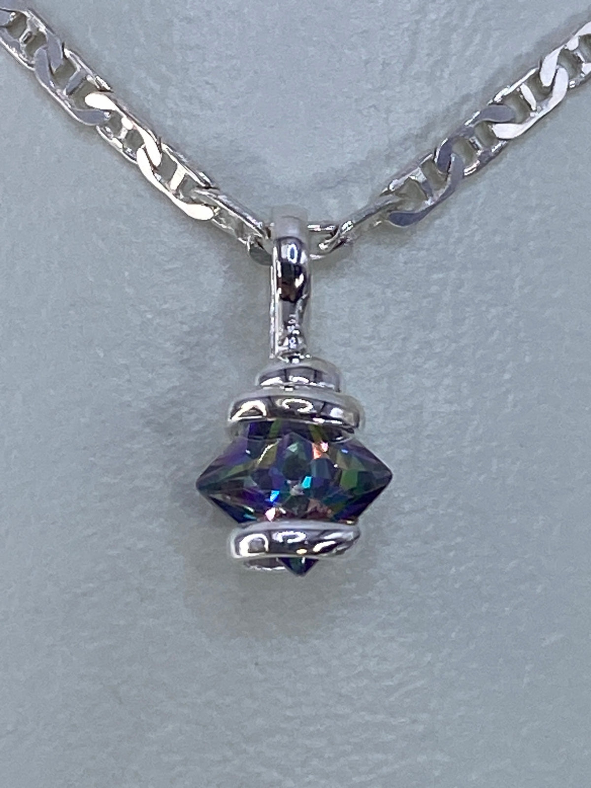 Dije de plata 925 con circonia multicolor en cadena cuban link plateada