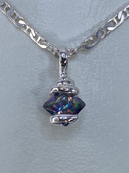 Dije de plata 925 con circonia multicolor en cadena cuban link plateada