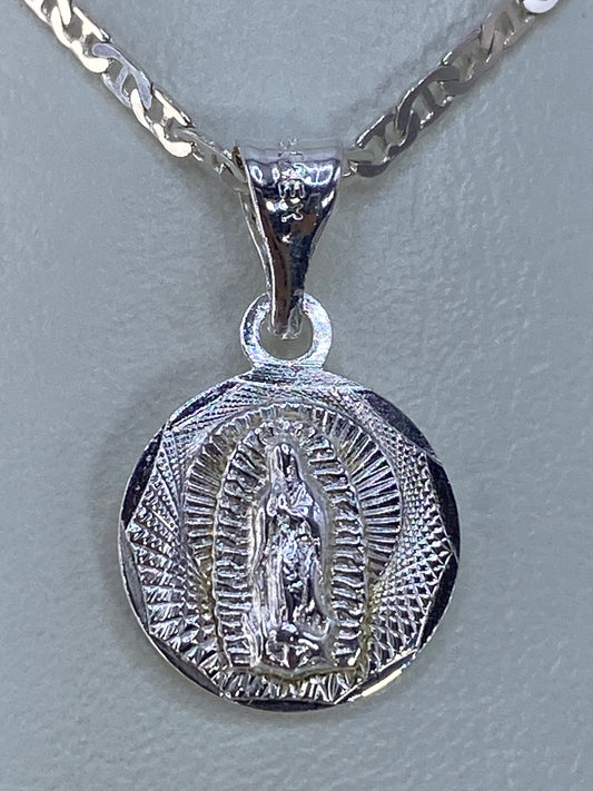Dije de plata 925 con la Virgen de Guadalupe en relieve, visto de frente mostrando la aureola radiante