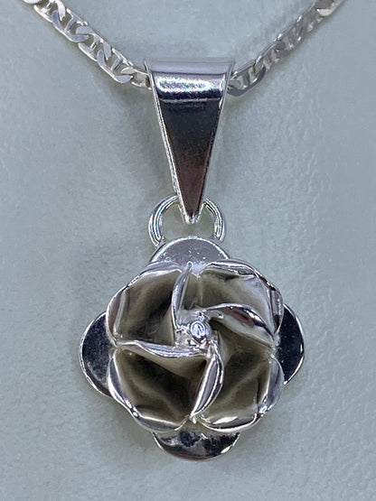 Dije de plata calado con motivo floral abierto, colgante de cadena plateada