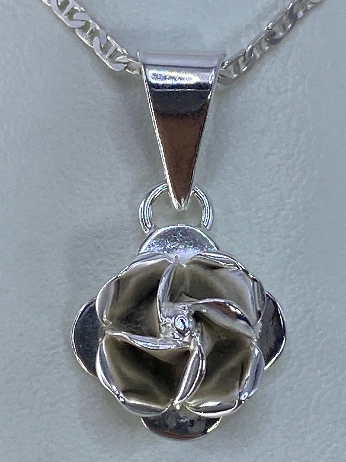 Dije de 2.9 cm sobre fondo blanco mostrando marca 925