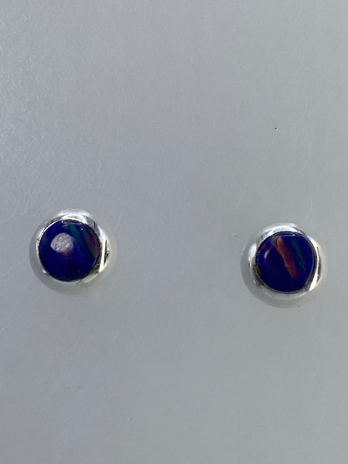Par de aretes de plata con ópalo de fuego multicolor en tonos rojo, naranja, verde y azul