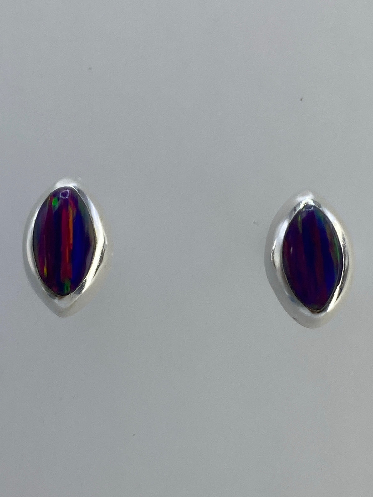 Aretes de ópalo de fuego mostrando los colores rojo, naranja y amarillo