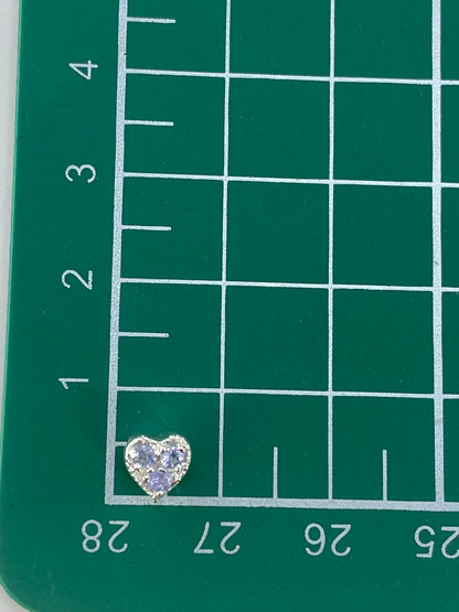 Reverso del dije corazón de plata, mostrando el trabajo de engaste a mano
