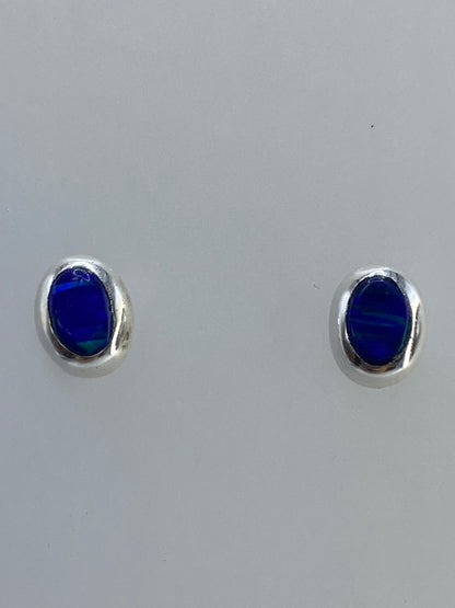 Par de aretes de plata con ópalo de fuego multicolor engastado