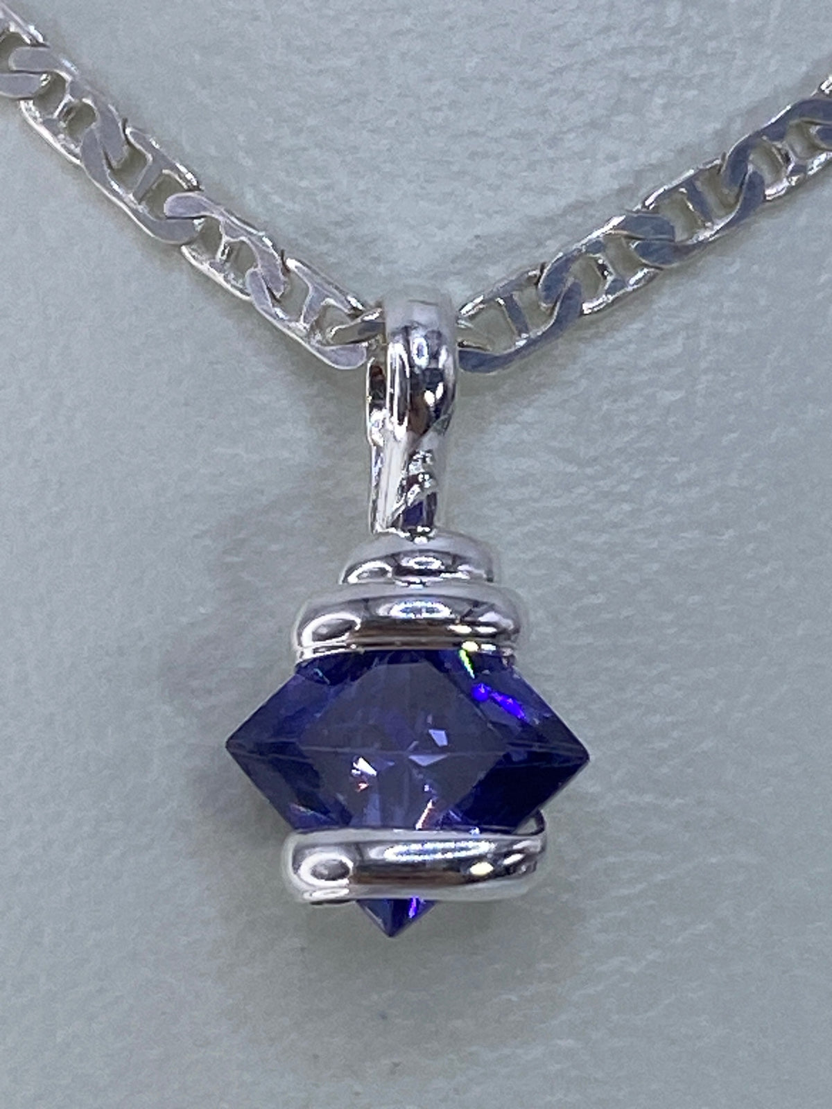 Dije de plata 925 con circonia azul facetada, engastado en plata pulida