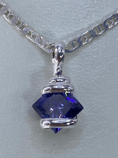 Dije de plata 925 con circonia azul facetada, engastado en plata pulida
