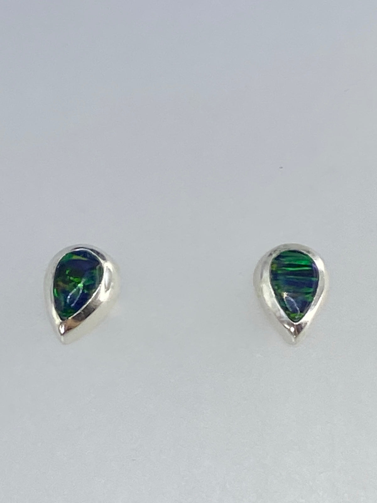 Par de aretes de plata 925 con ópalo de fuego multicolor, gota engastada a mano