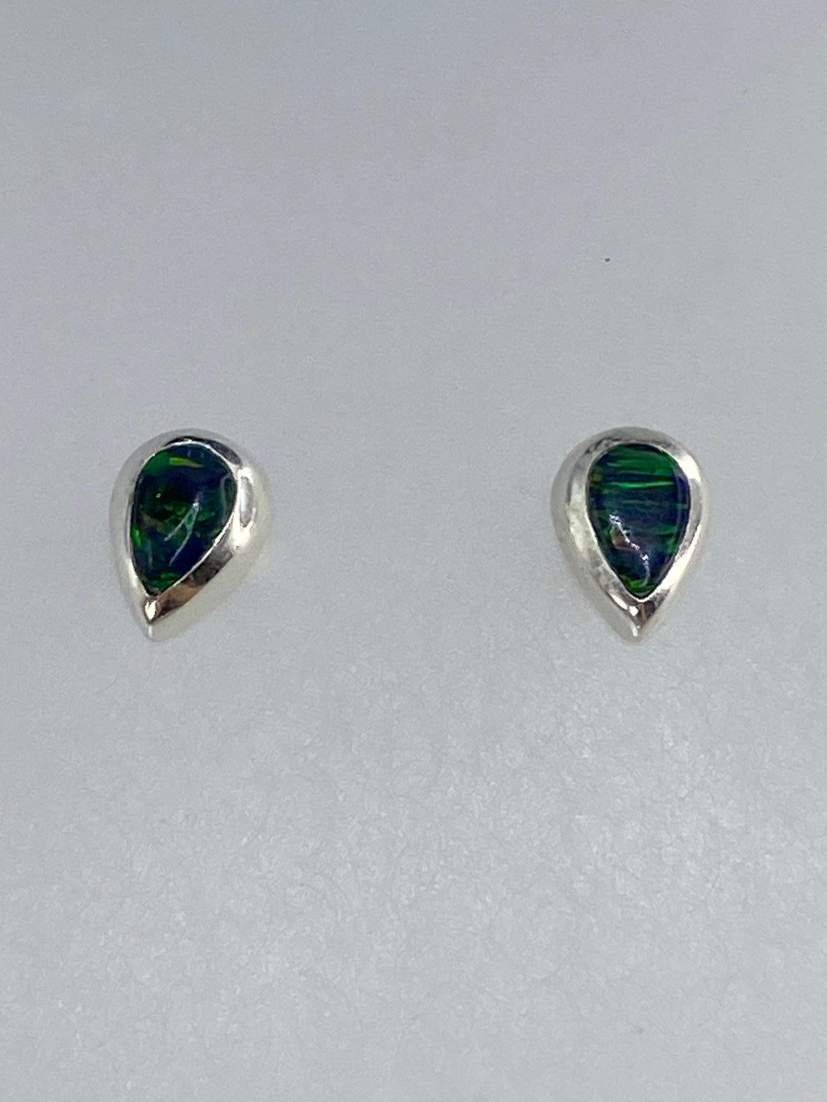 Aretes vistos desde atrás, mostrando el Quinto 925 en la plata pulida