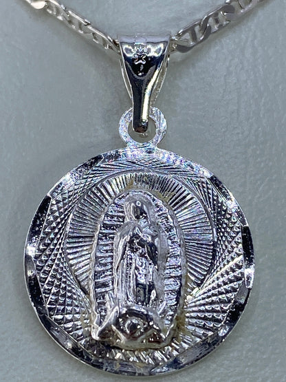 Detalle de las líneas del repujado en el dije de la Virgen de Guadalupe