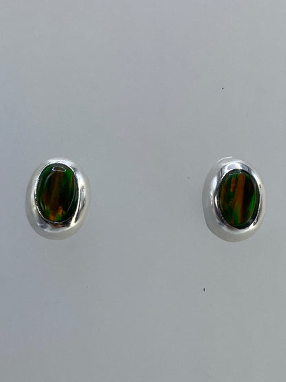 Aretes de plata con ópalo de fuego multicolor, par completo visto desde arriba