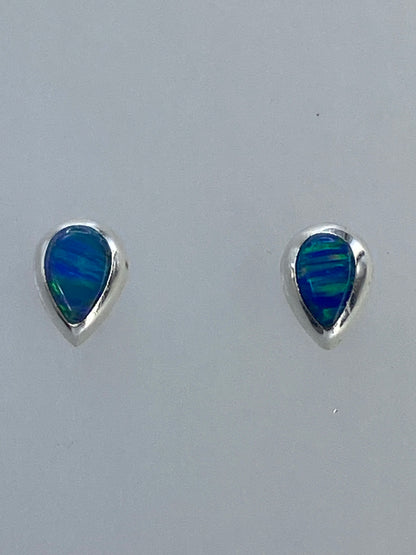 Aretes de plata con ópalo de fuego multicolor, vista frontal del par