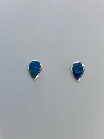 Detalle del engaste de ópalo en plata 925 mostrando los colores naranja, verde y azul