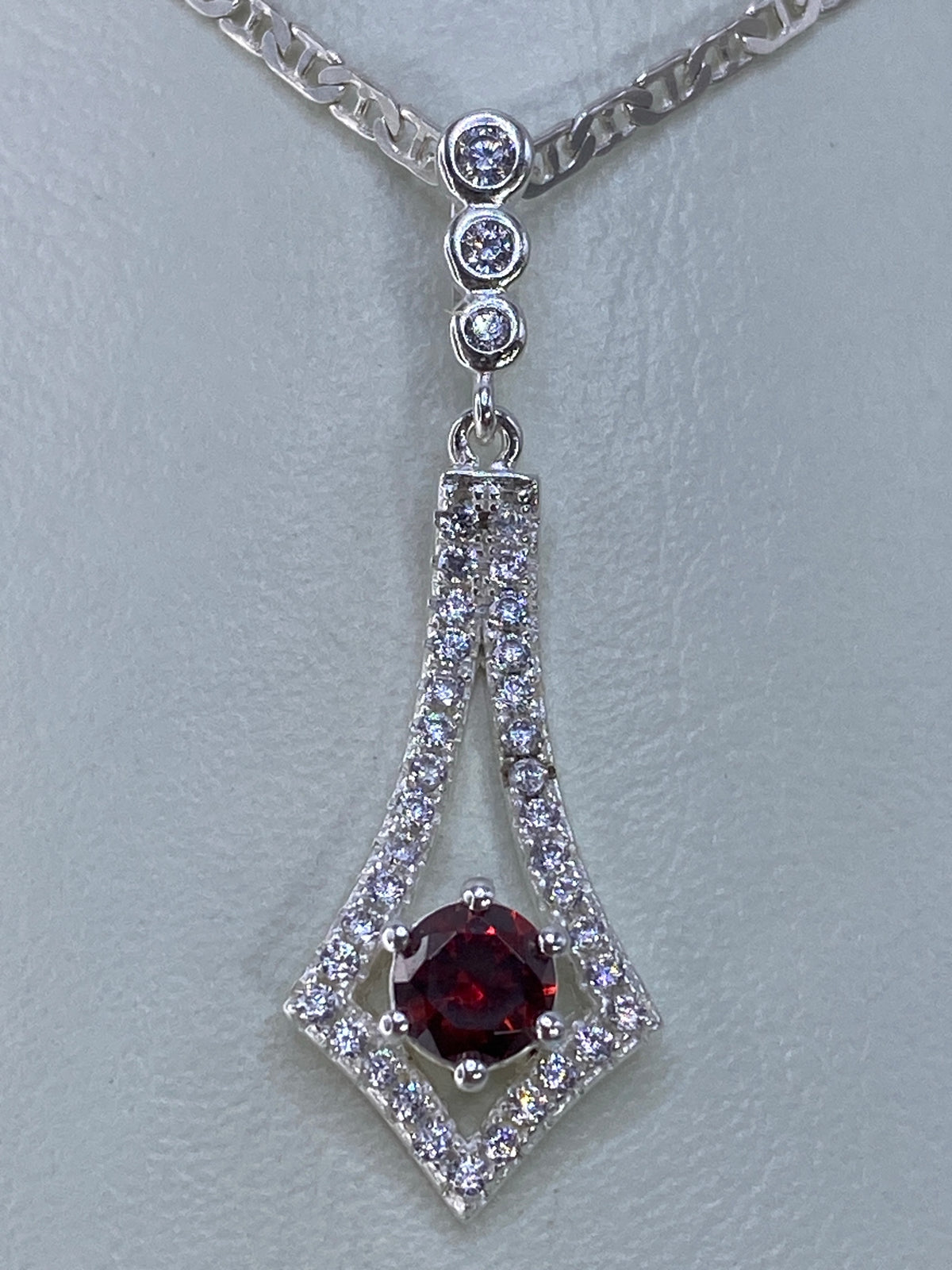 Dije de plata con circonia roja y micro-circonia cristalina, diseño geométrico tipo gota