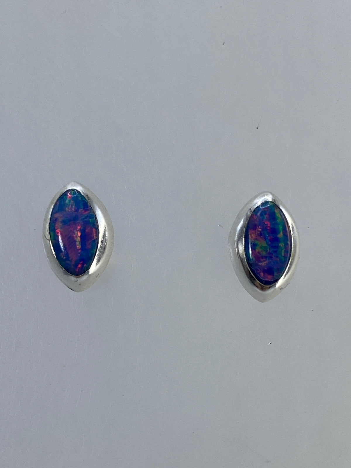 Par de aretes de plata 925 con ópalo de fuego multicolor engastado, vista frontal