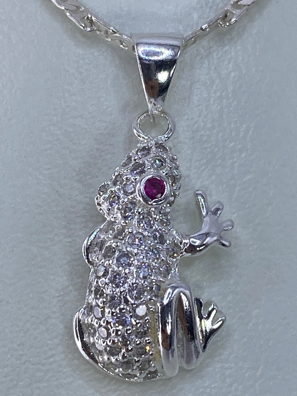 Dije sapo de la suerte en plata 925 con micro-circonia cristalina, colgando de cadena