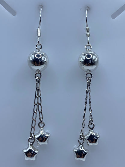 Detalle de la esfera pulida y estrellas en cascada de los aretes de plata