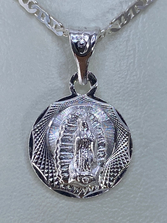 Dije de plata repujado con la Virgen de Guadalupe, tamaño 2.2 cm, vista frontal