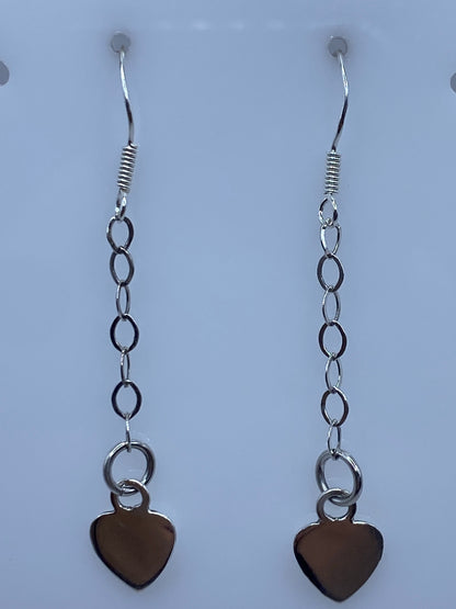 Par de aretes de plata 925 con corazón colgante, vista frontal