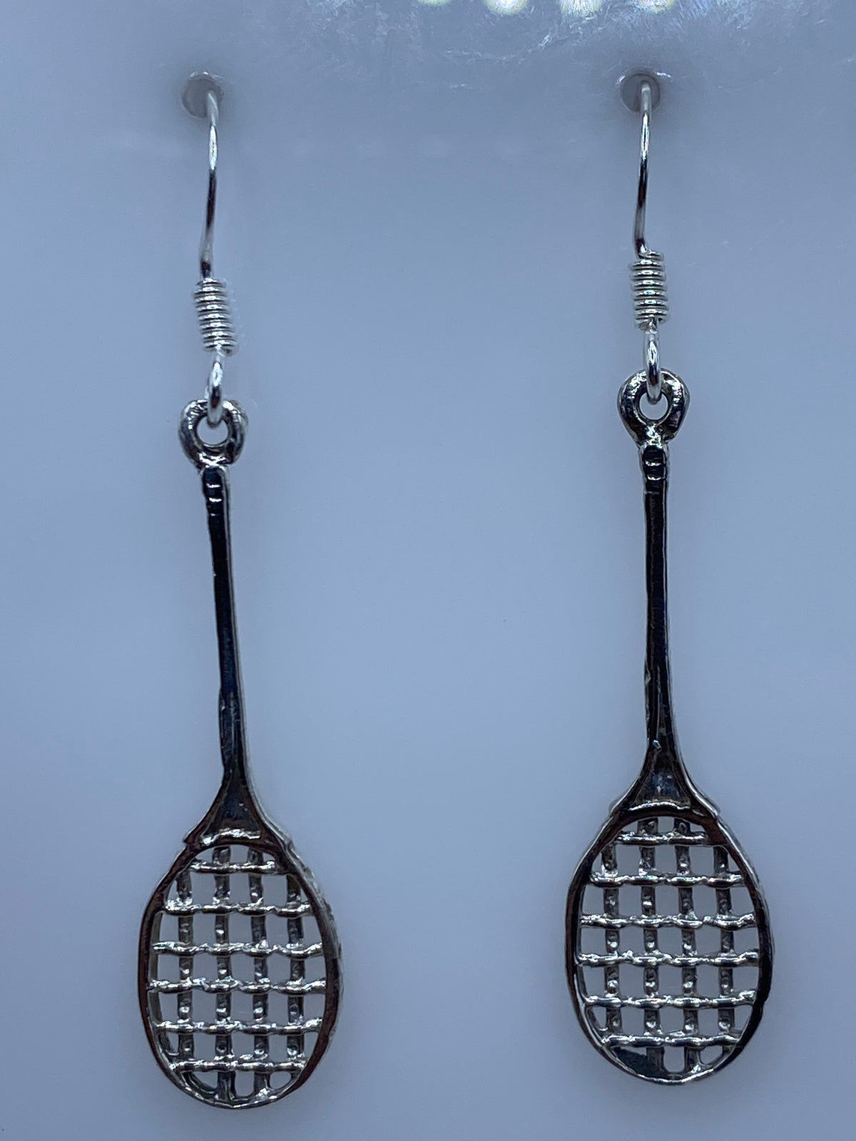 Detalle del calado artesanal en plata 925 mostrando la precisión del corte en diseño de raquetas