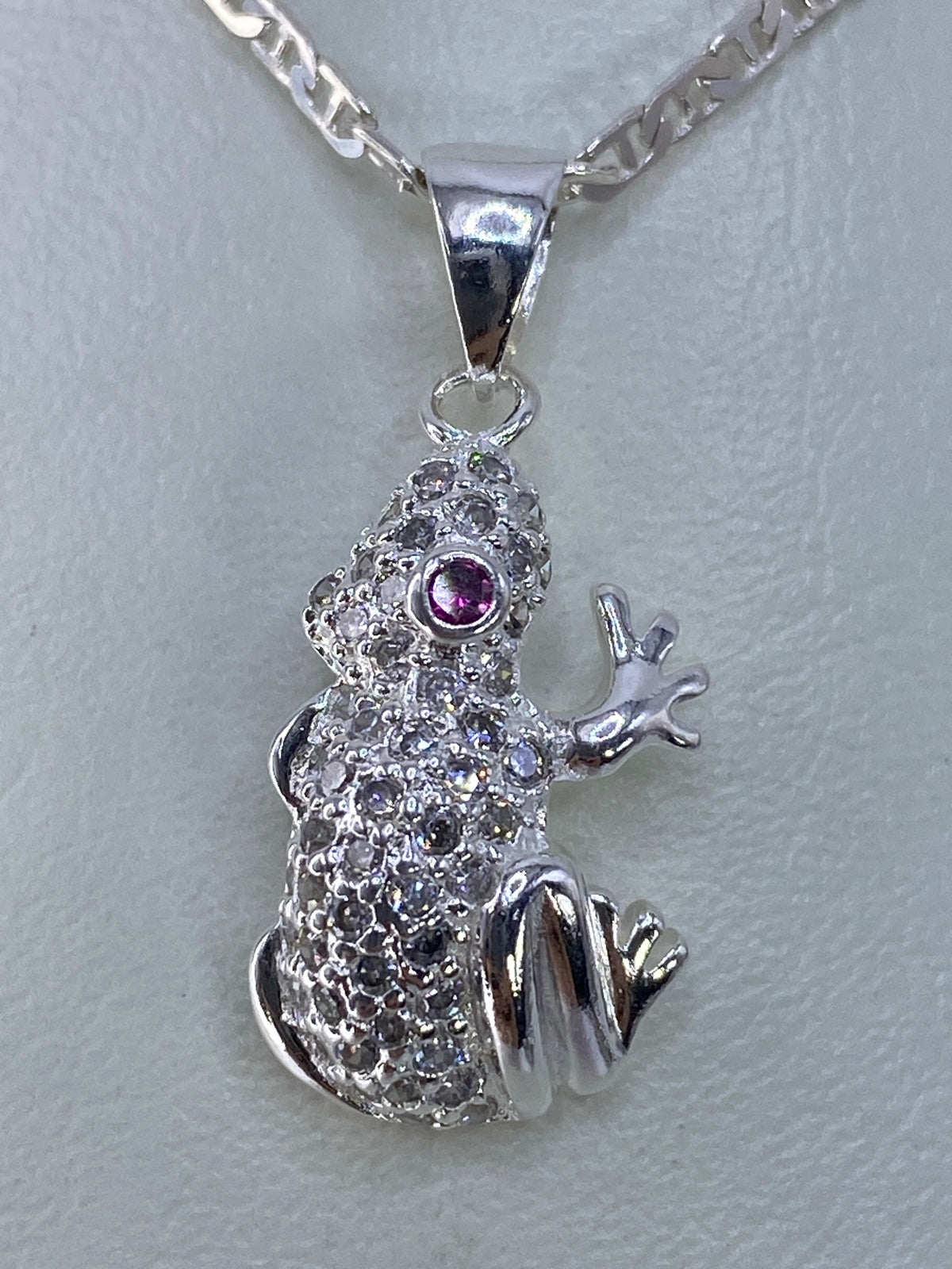 Dije de sapo en plata 925 con micro-circonia brillante colgando de cadena plateada
