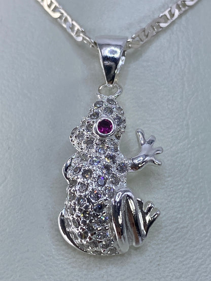 Sapo de plata artesanal visto de frente, mostrando el patrón micro-pavé cristalino