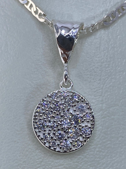 Dije de plata con micro-circonia cristalina engastada, colgando de cadena plateada