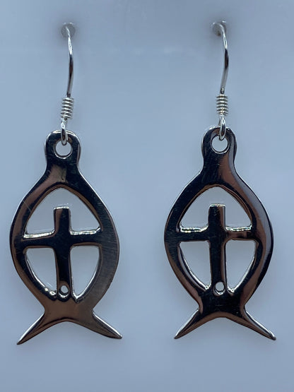 Aretes de plata 925 con cruz religiosa calada, par completo vista frontal